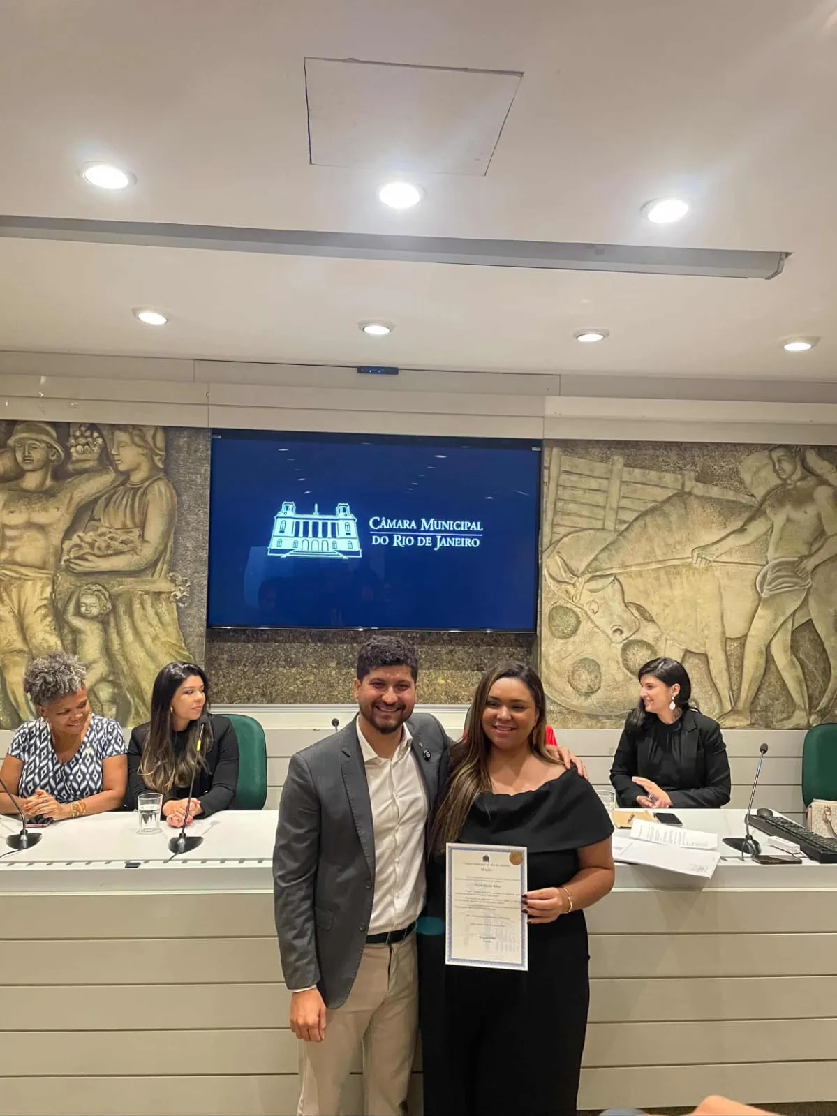 Dra. Nayara Ribeiro recebendo Moção de Reconhecimento